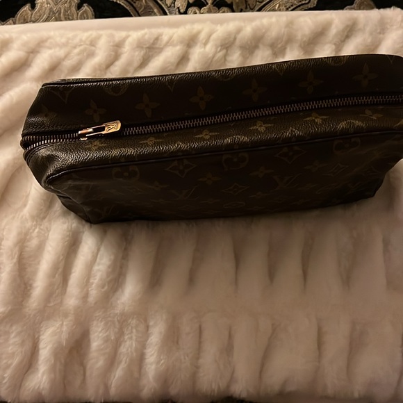 LOUIS VUITTON Monogram Trousse Toilette 28~ will come with COA - Picture 9 of 10